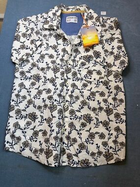 Sovereign Code Floral Button-Up Shirt in White, Navy & Tan Size 10-12